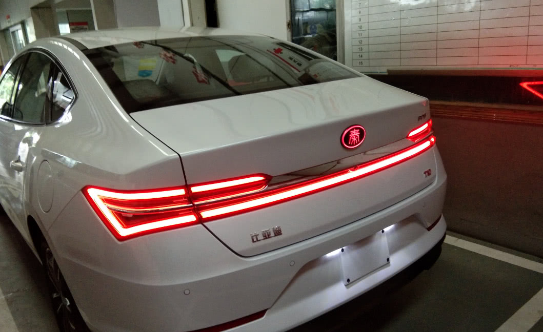 盘点五款轿车的贯穿式尾灯,最潮流的帕拉梅拉,最好看的当之无愧