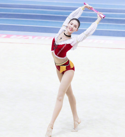 女星金晨运动会大秀体操,火辣身材展露无遗,网友:腿玩年