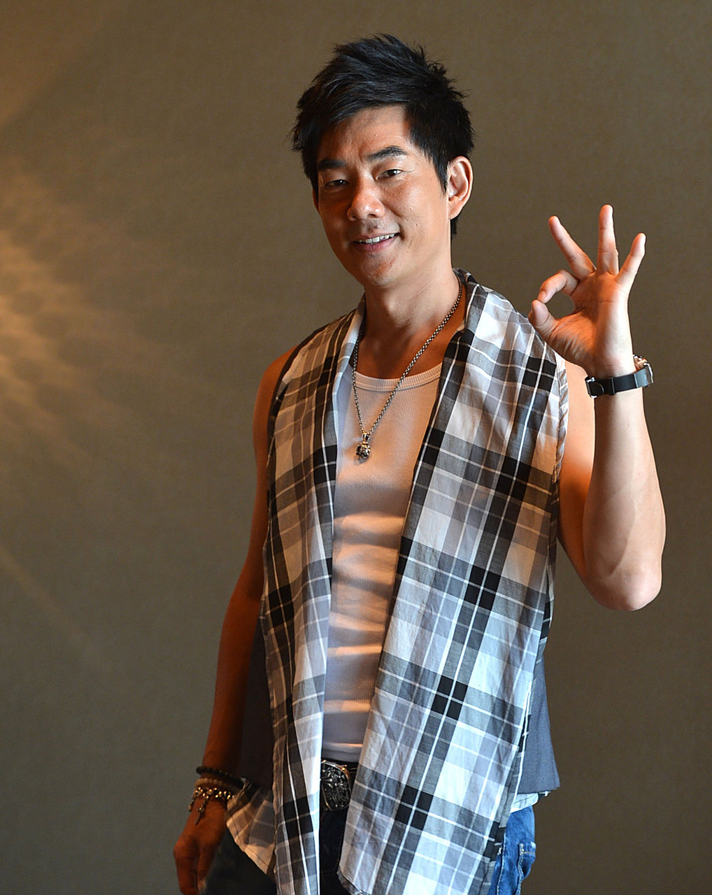 任贤齐沈阳演唱会彩排结束后,带着工作人员一起去当地打卡特色鸡架饭