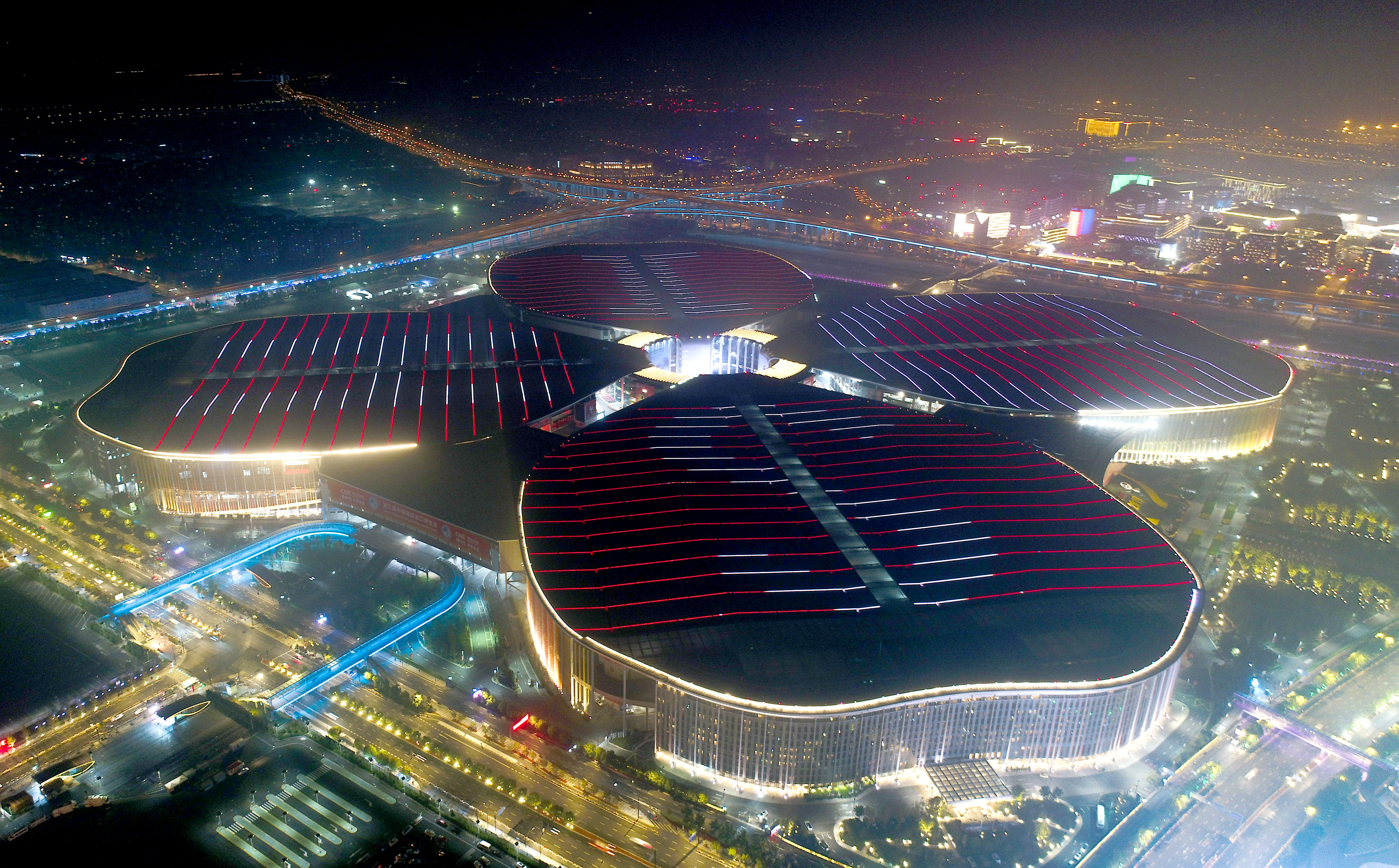 夜幕下的"国展中心"(1)