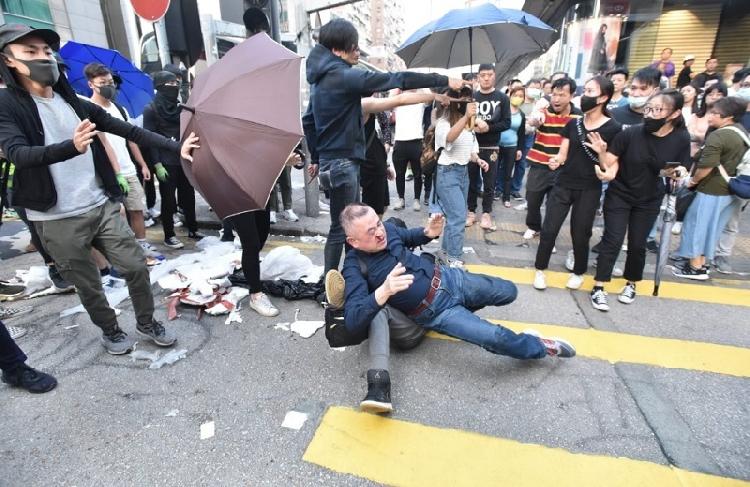 香港暴徒破坏设施 日本游客被误认内地人遭袭