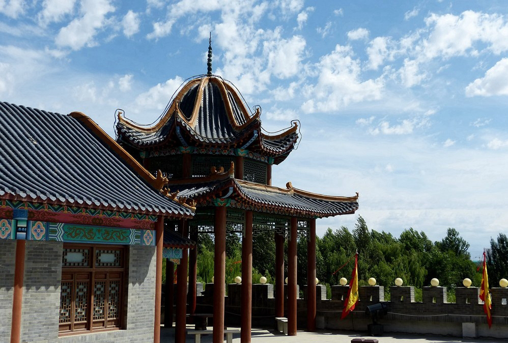 南宋人所作的《宫苑图》(传为唐朝人所作)中就有盔顶建筑.