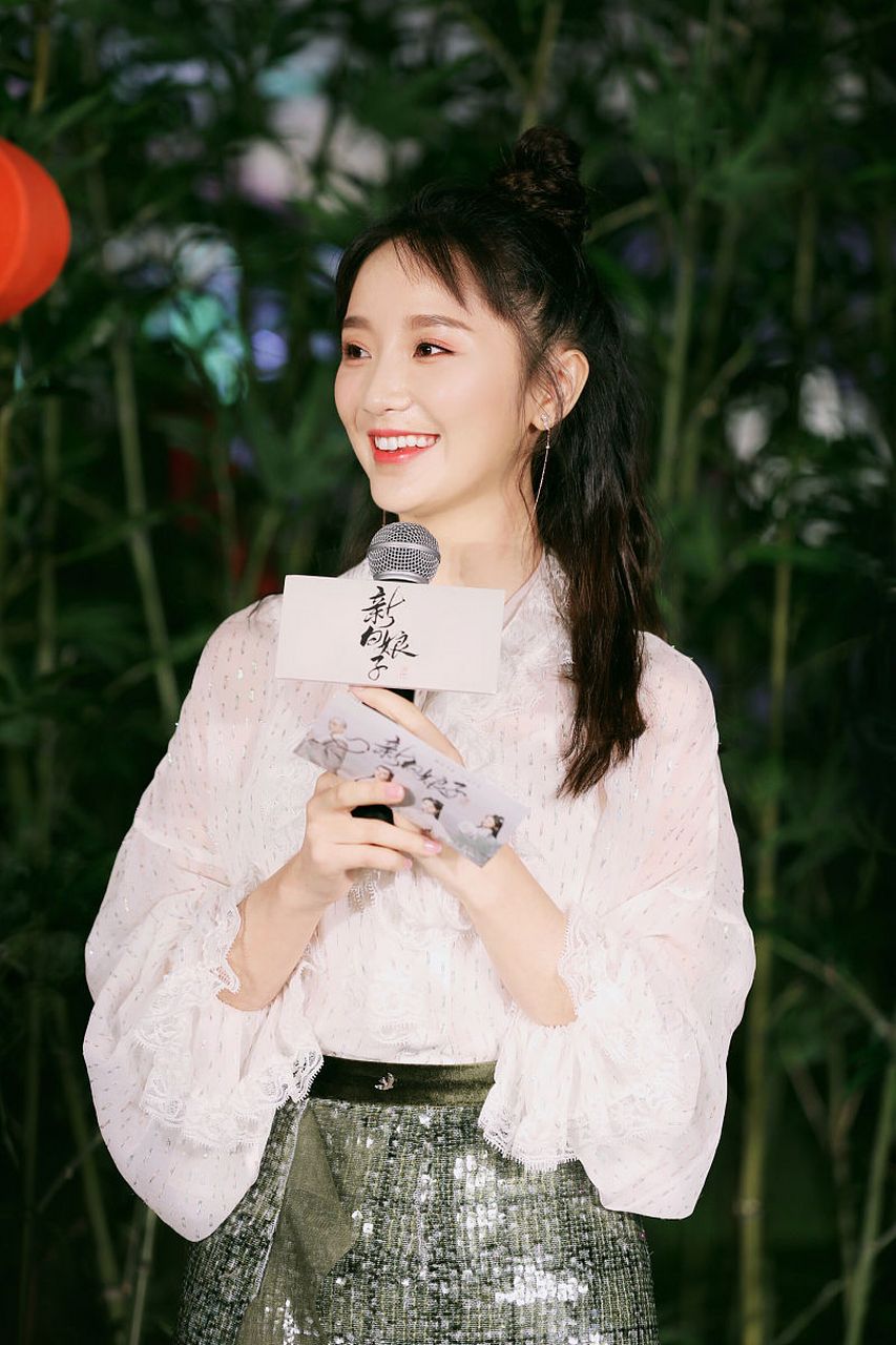 在这组写真的呈现中,肖燕的身材优势得到了完美的展现.