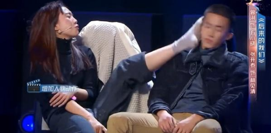 女演员用脚踹搭档脸,麦克风摔到地上,何炅表示太失控了