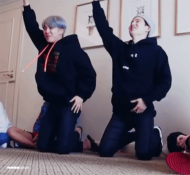 凭着一个预告都能笑好久了kkk 虽然不知道在玩什么,但是举起手来又让