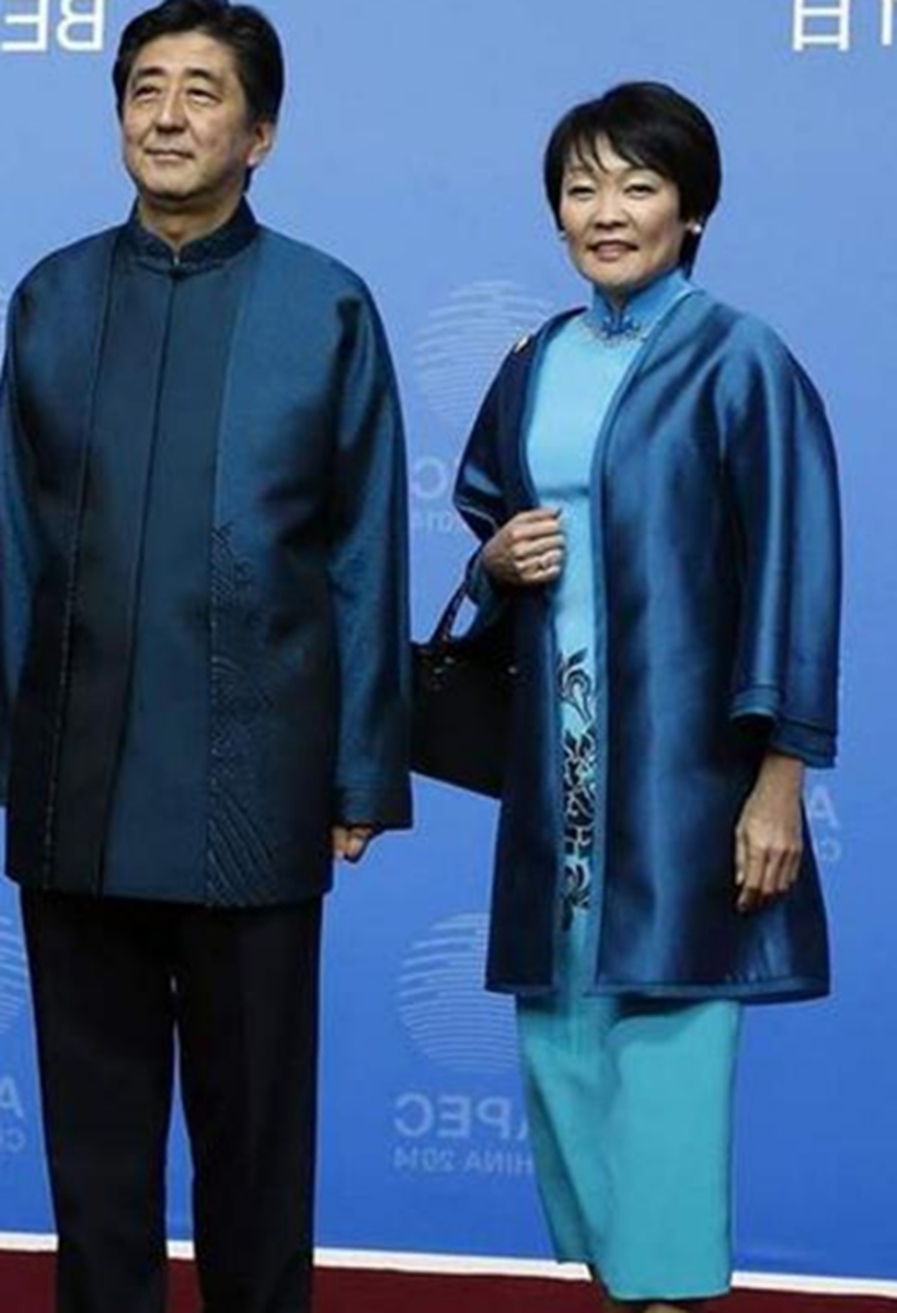 各国第一夫人穿旗袍,安倍昭惠也穿过旗袍,网友:还是英拉有气质