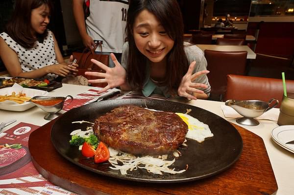 吃西餐直接吃牛排里的"生鸡蛋",引服务员"鄙视",女友嫌丢人