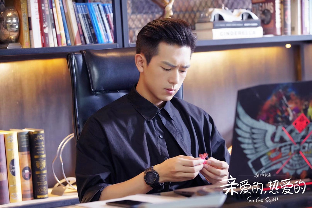 "韩商言"李现走机场,t恤搭短裤,放弃大背头后秒变邻家男孩