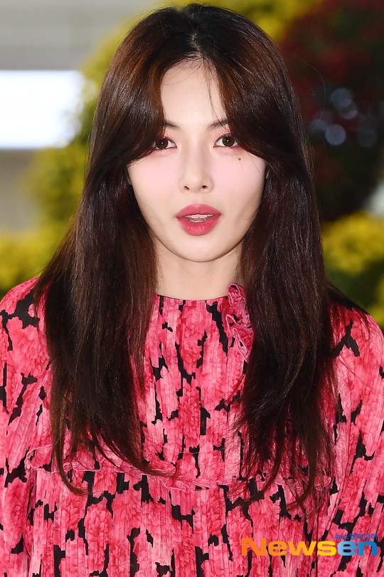 组图:泫雅穿粉色连衣裙亮相机场 细腰长腿变身元气少女