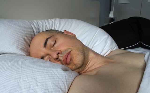男人长期裸睡,身体或许会发生这3种变化,别不好意思!
