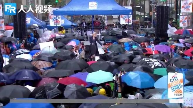 [图]碧碧烟鬼大雨中演唱动感新单 超敬业！