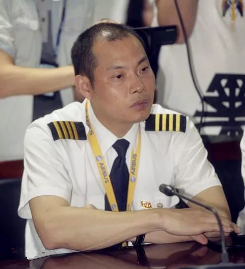 川航迫降:致敬中国式"萨利机长"