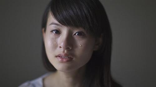 女兒遠嫁3年,母親夢到女兒喊媽,趕去女兒婆家,推開門淚目