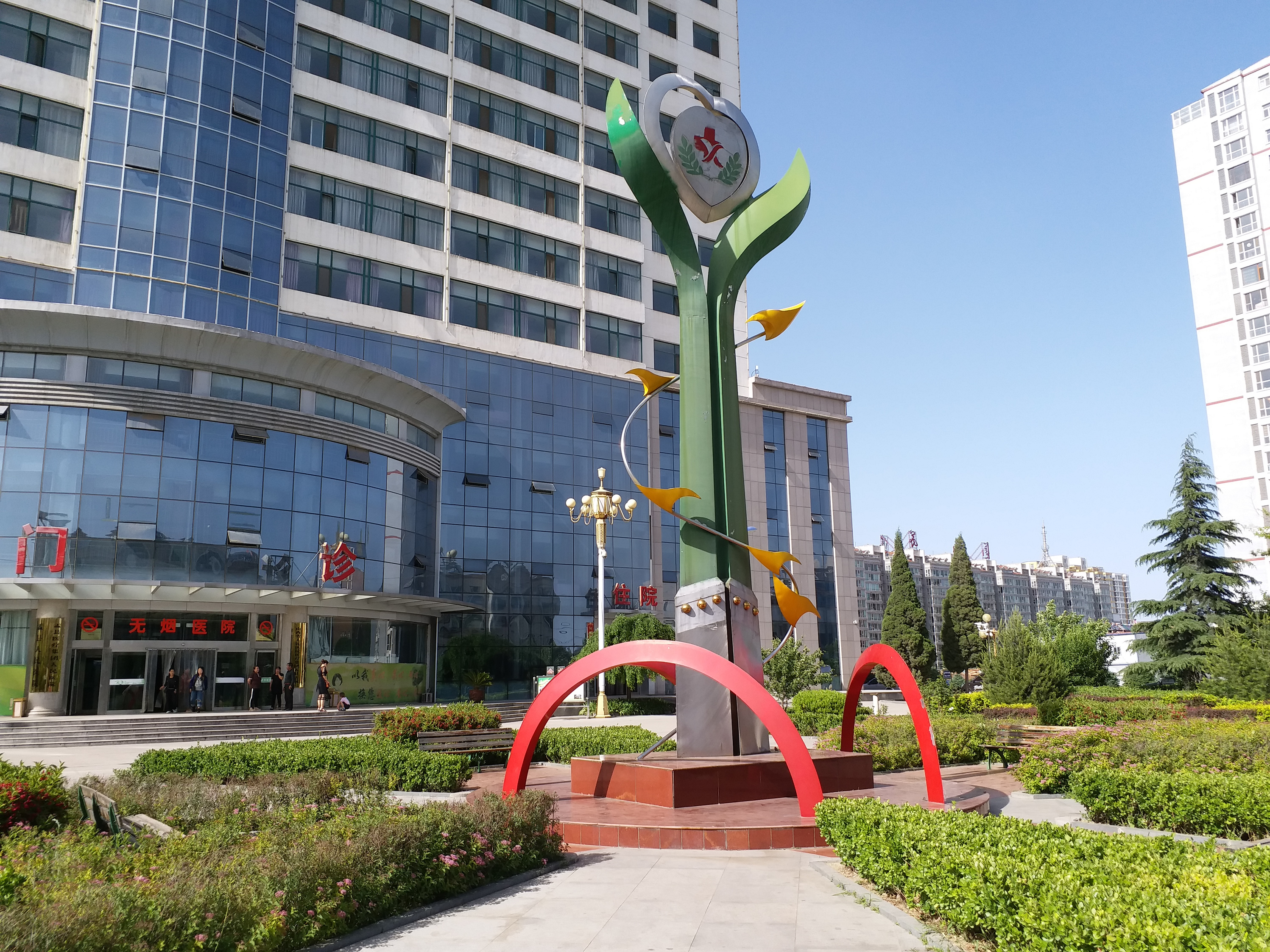 这就是孟人民医院的主楼了,中间大门是门诊部,一侧为住院部入口