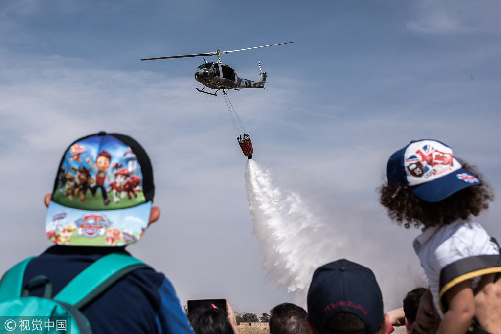 黎巴嫩举办首届空军开放日 儿童戴头盔体验重炮