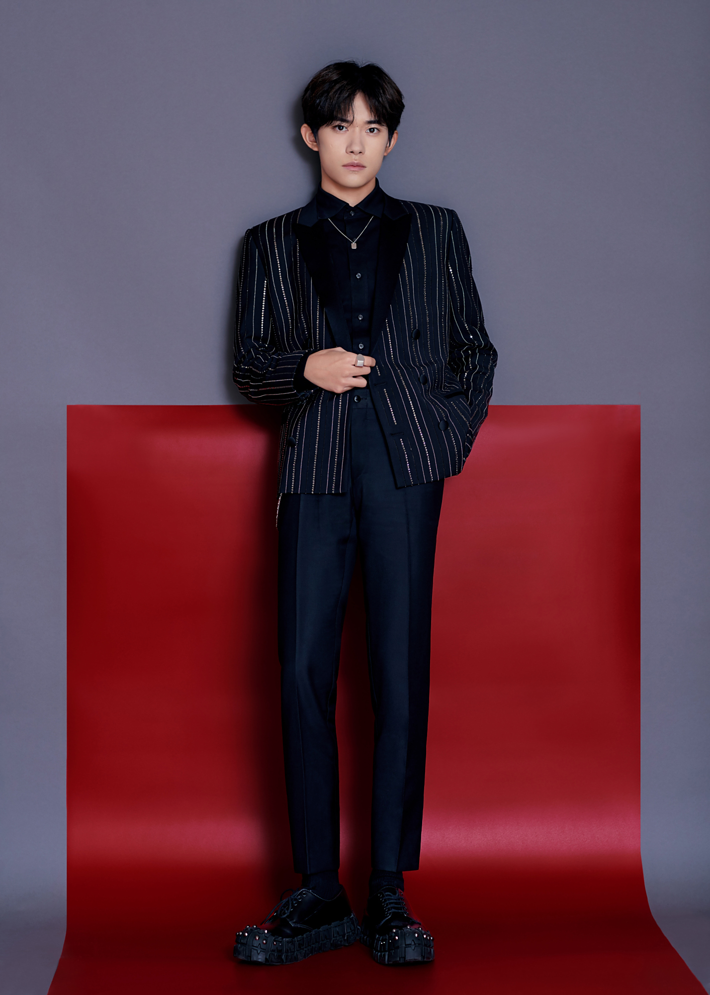 李现同框易烊千玺,同样搭配黑色亮片西装,豹纹衬衫太抢镜!