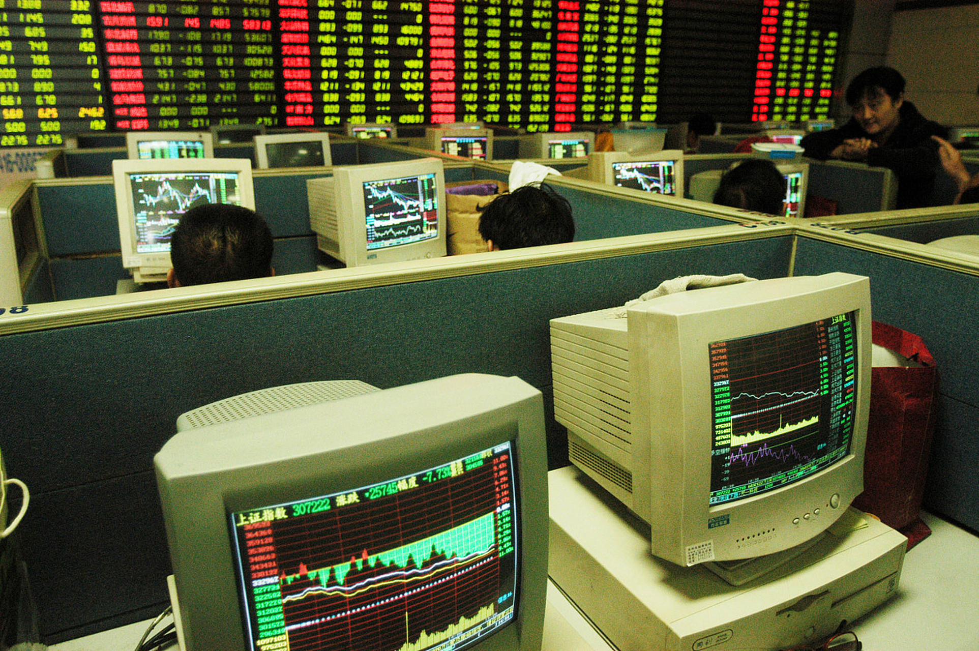 首先,从庄家角度来看,亿安科技的庄家采取了拉高股价,吸引散户跟风