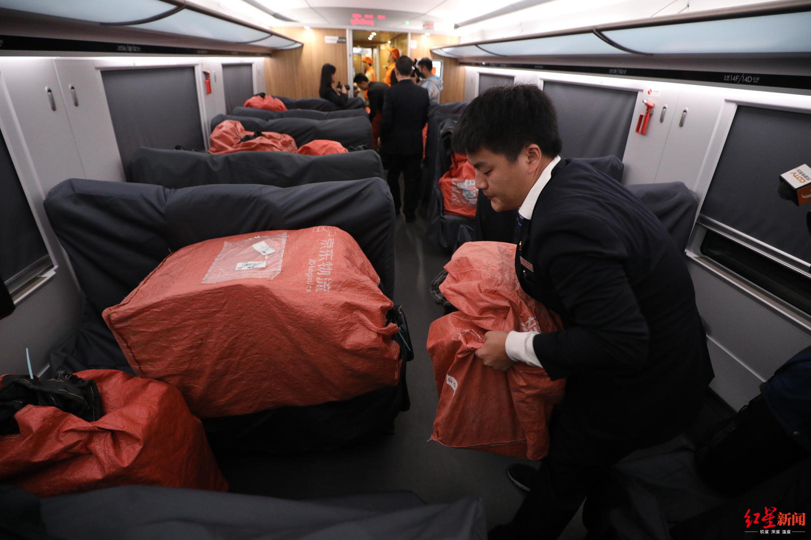 它来了它来了!它带着你今天凌晨抢的包裹飞奔而来