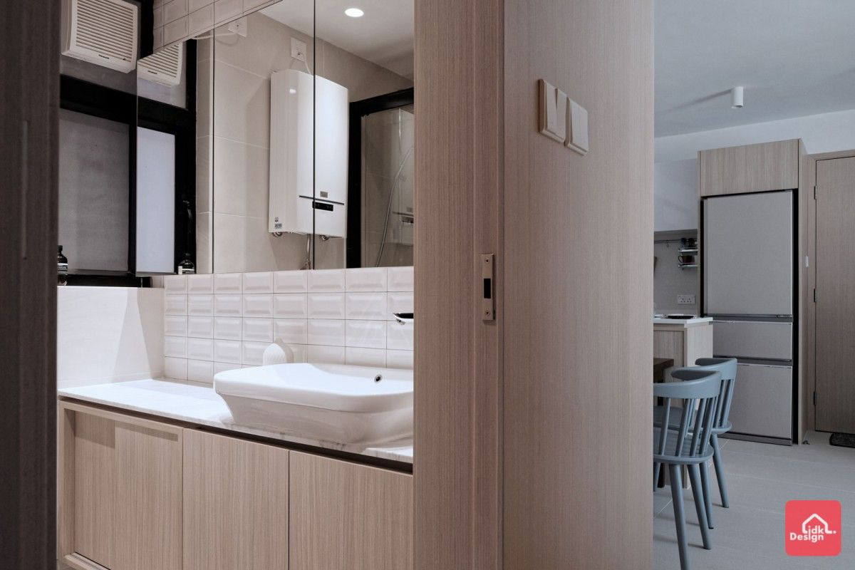 下方的洗漱台,白色的墙面瓷砖和白色洗脸台,格外的显眼