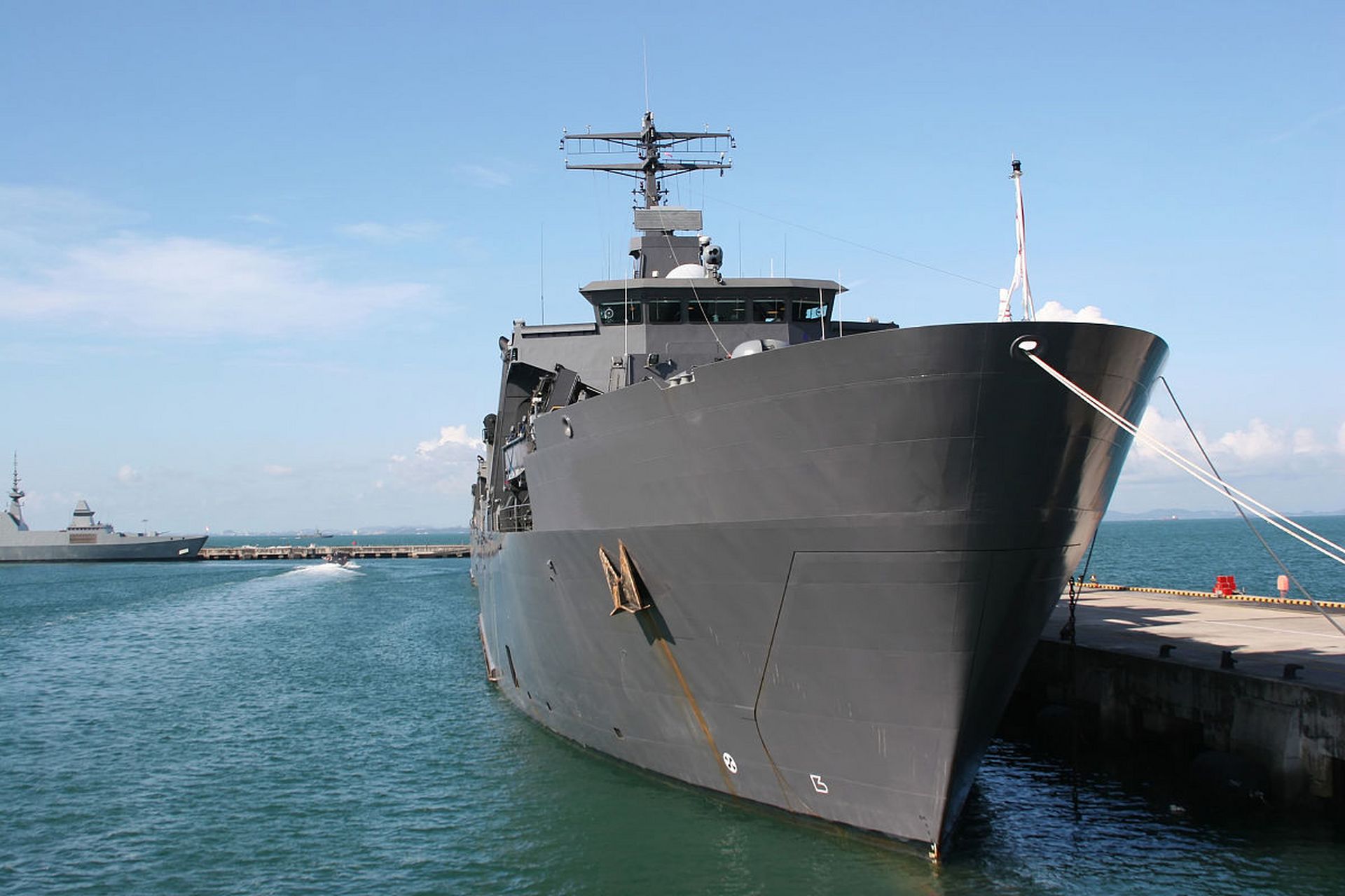 近期,社交媒体上流传着一张照片,显示一艘疑似俄罗斯775型登陆舰外部