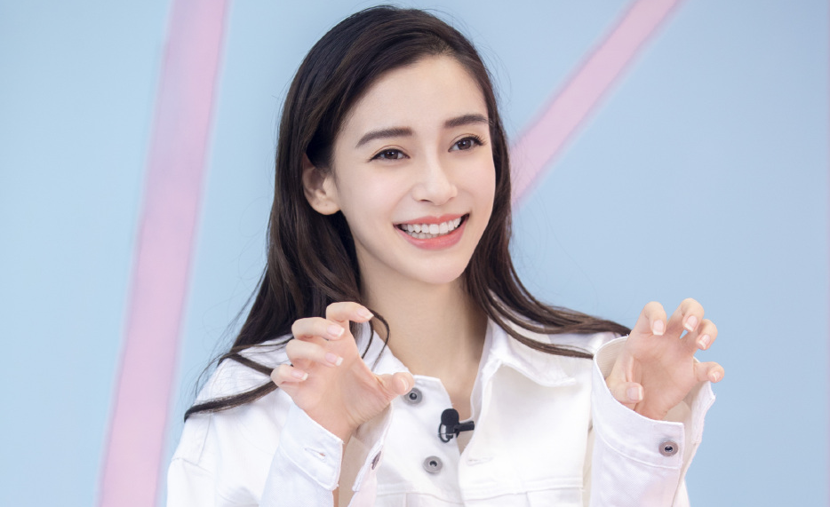 即使生了孩子,angelababy依然非常漂亮,驾驭各种风格的衣服