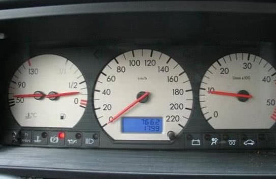 汽车年检暴力踩油门,车主心疼不已,专家出来证言操作没问题