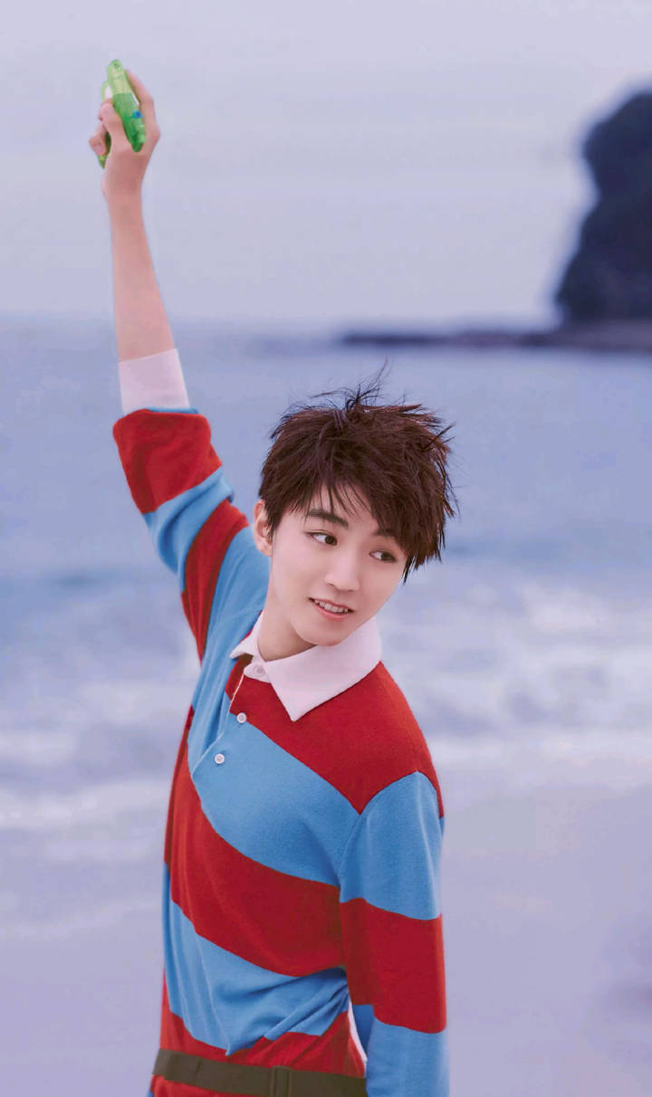 画报男孩王俊凯的精致日常 帅气的小哥哥温柔满分