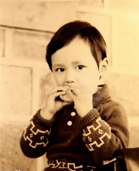 一大波冯绍峰童年照!冯绍峰小时候长得眉清目秀跟小姑娘一样漂亮
