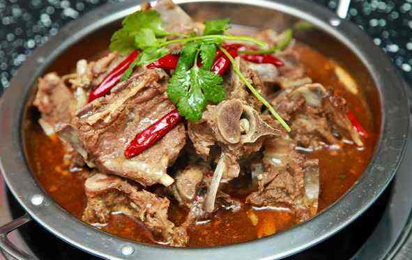 秋季寒凉,在家自制羊蝎子火锅,奶奶说:要好吃,不能少"1料"