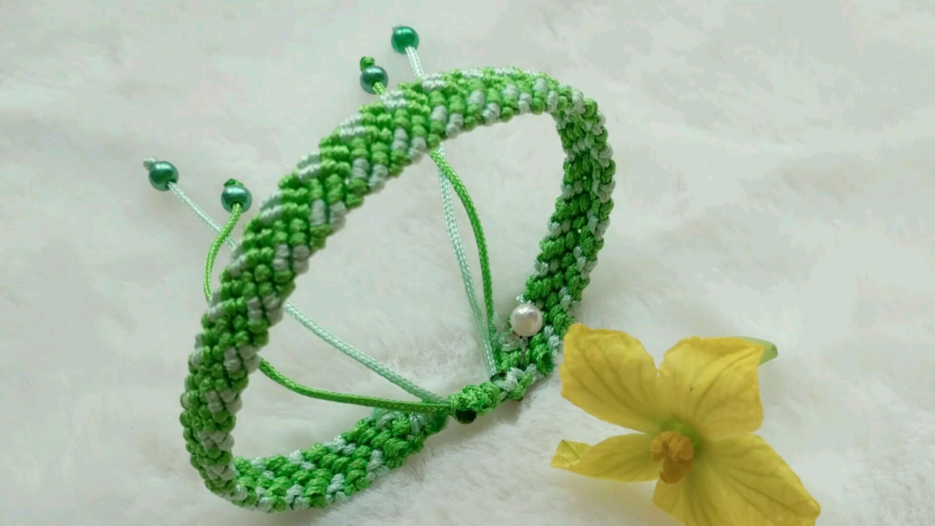 小姐妹很喜欢这款。鱼骨链编法第2节