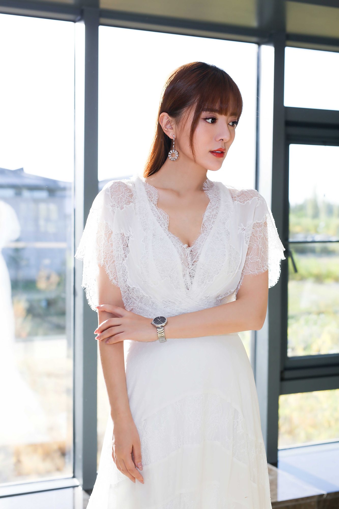 阿兰白色蕾丝长裙尽显优雅气质