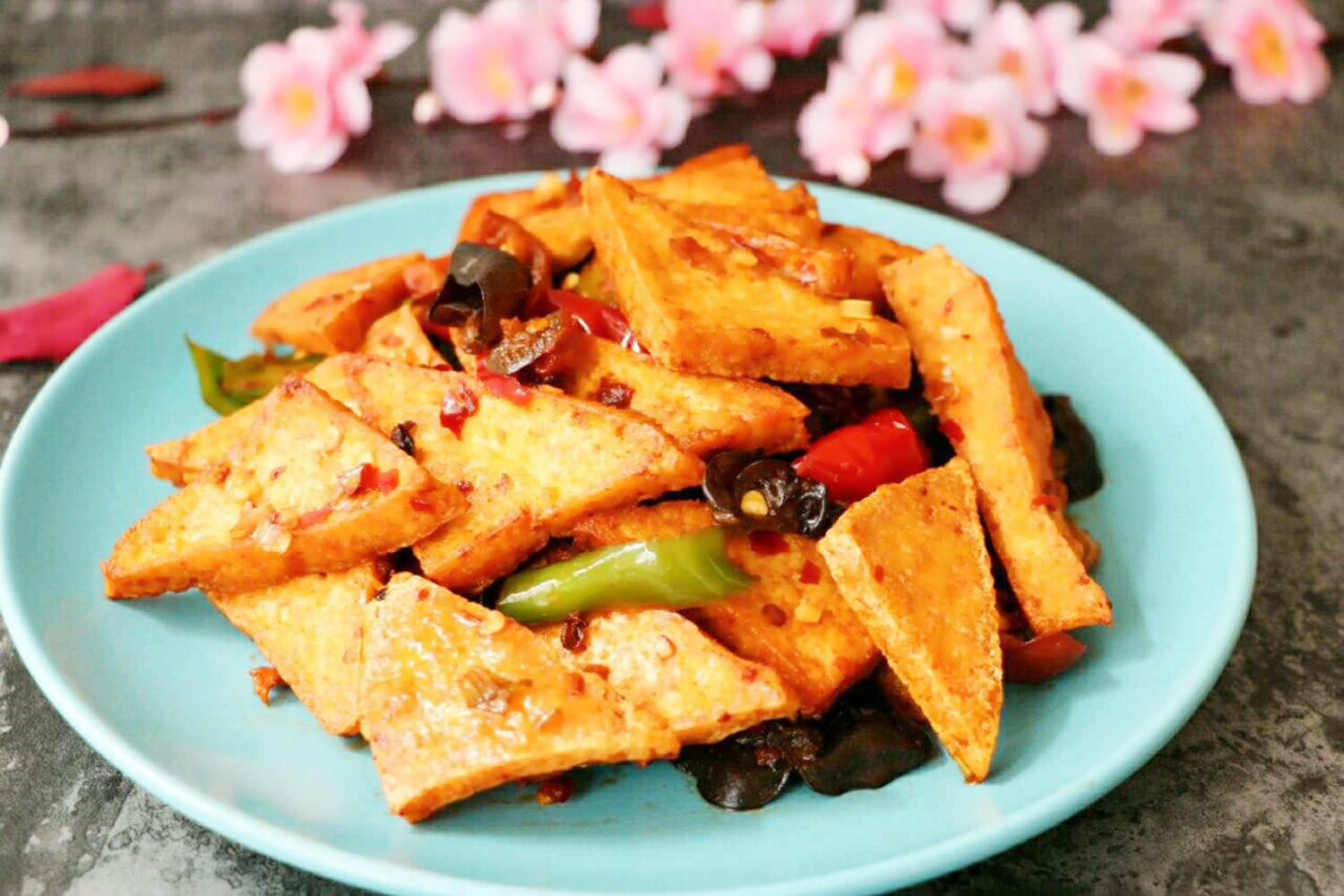 辣子干丁具有丰富的口感层次,光泽油亮,香辣味浓