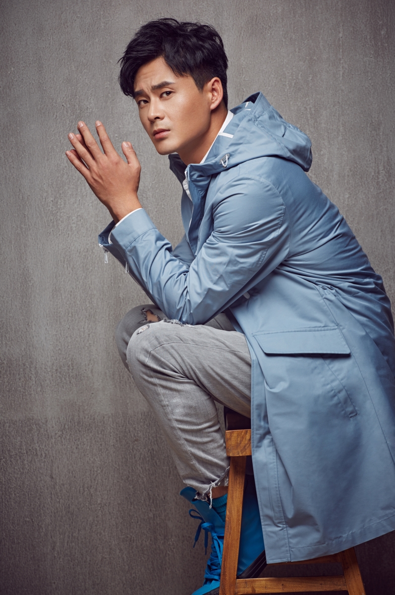 娱乐圈靳东吴秀波款熟男大叔正流行 演员庄志演绎冬日暖心型男