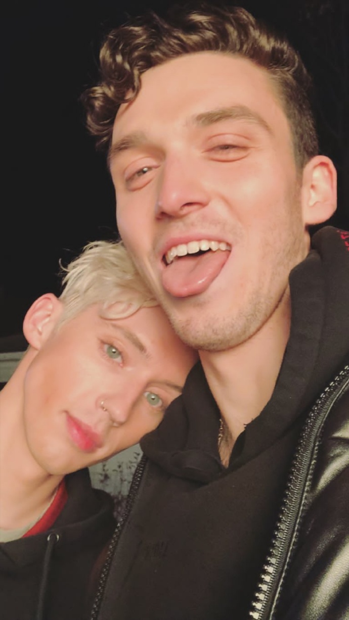 六公主lauv晒与戳爷亲密合影,小娇妻既视感,网友:别让布布看到