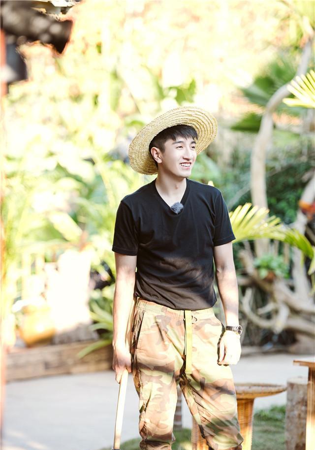 金瀚与前女友"同床"照曝光,亲密接吻好恩爱,手部位置成亮点