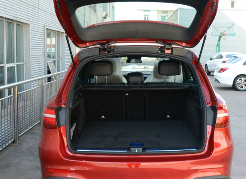 奔驰glc的储物空间很丰富,后备箱不算小,基本出去不用带什么大物件