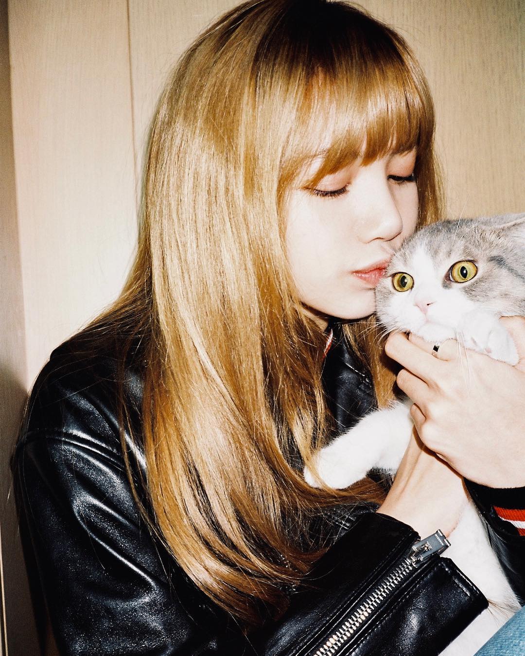 lisa收到泰妃皇族leo礼物时 开心的像个小孩子kkk