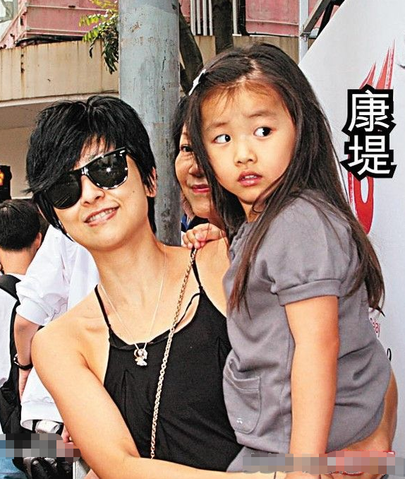 陈奕迅14岁女儿初恋了?港媒曝陈康堤与男友十指相扣,旁若无人!