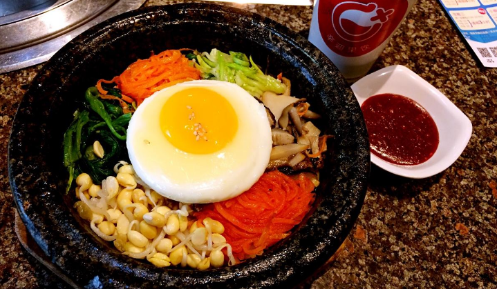 韩国的泡菜应该是最经典的韩国料理了,在韩国吃饭,泡菜是必备的配菜