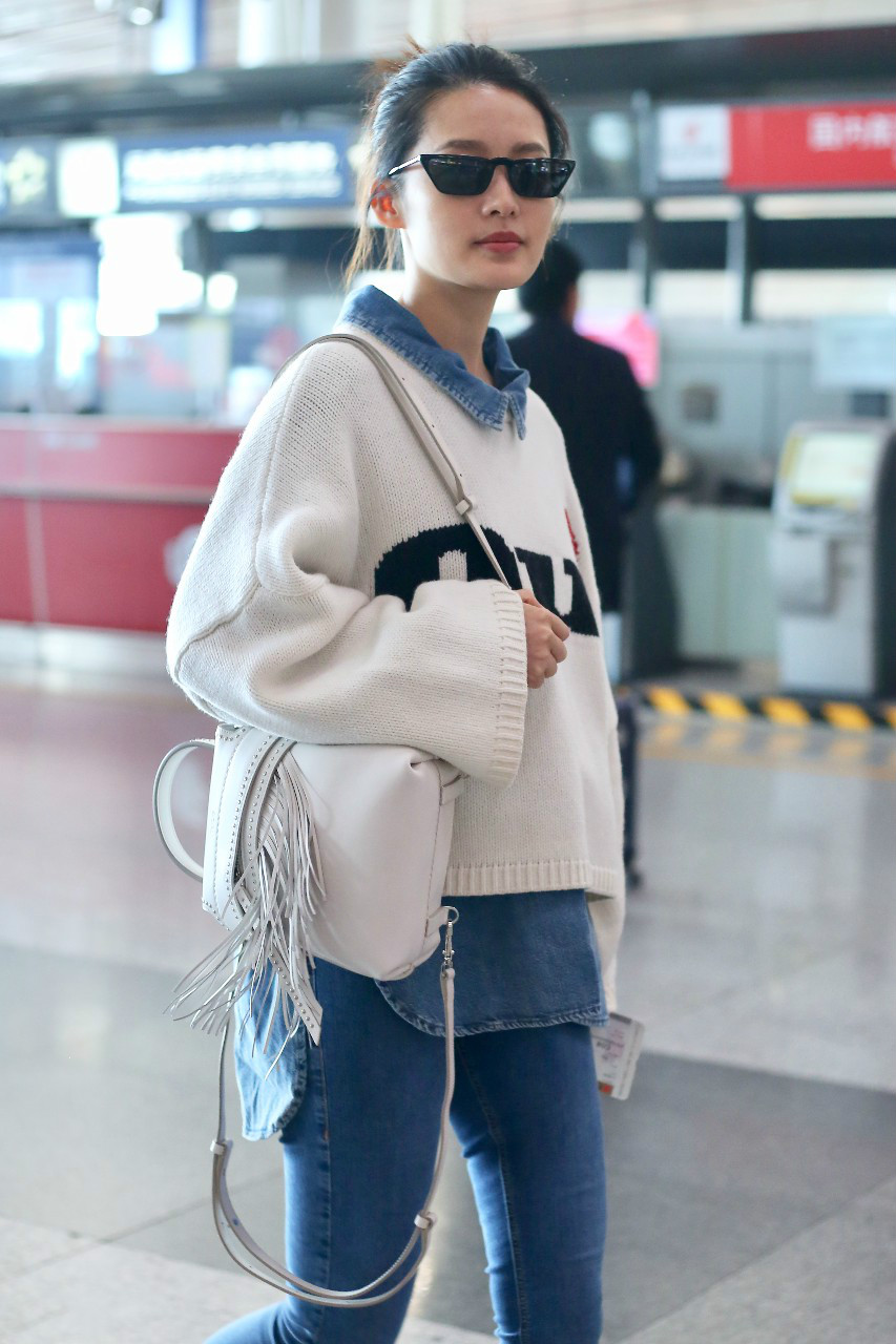 李沁戴墨镜穿白毛衣搭配蓝牛仔裤现身机场,白皙的皮肤真让人羡慕