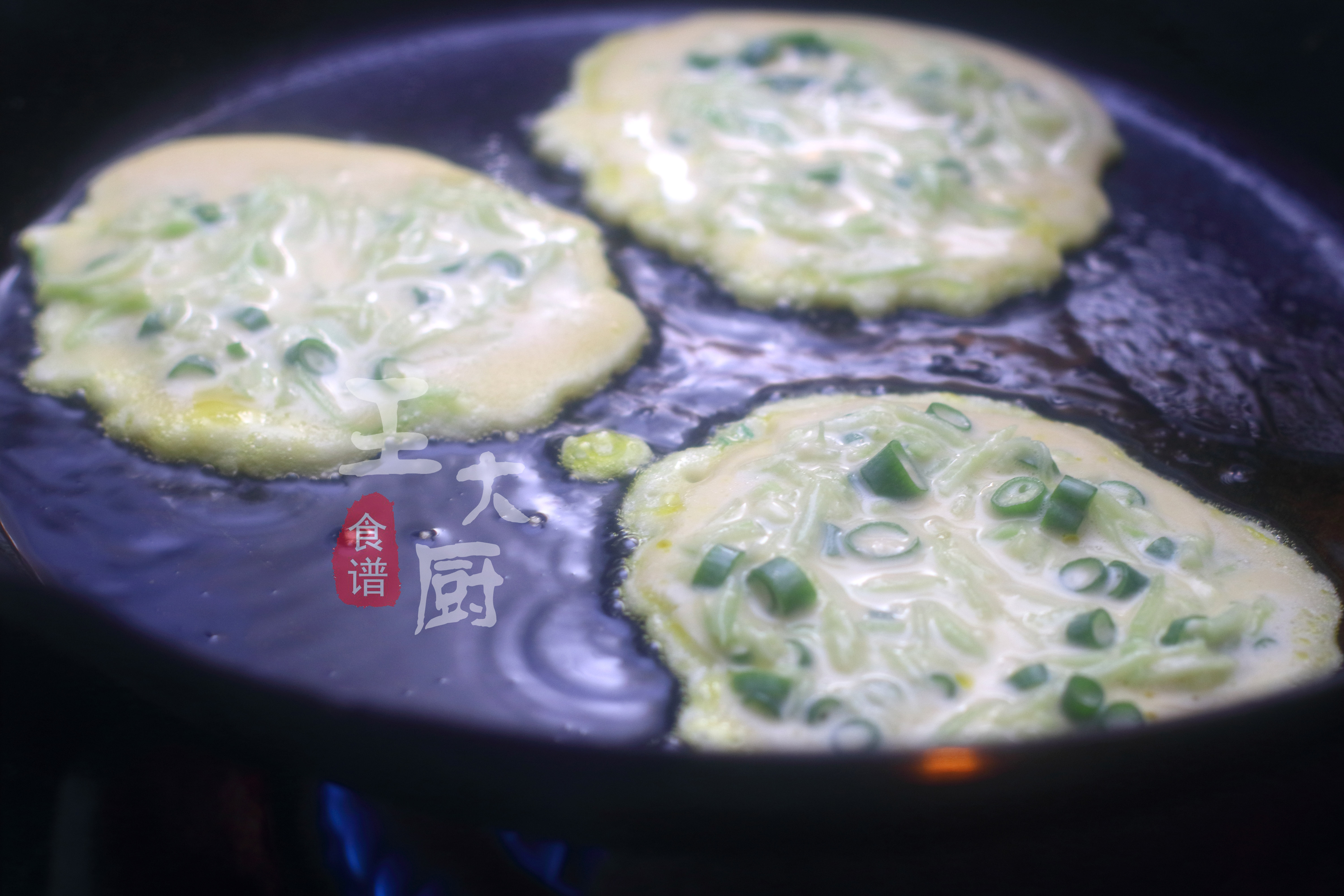 早餐可以来一份美味可口的丝瓜饼,简单好吃,营养健康