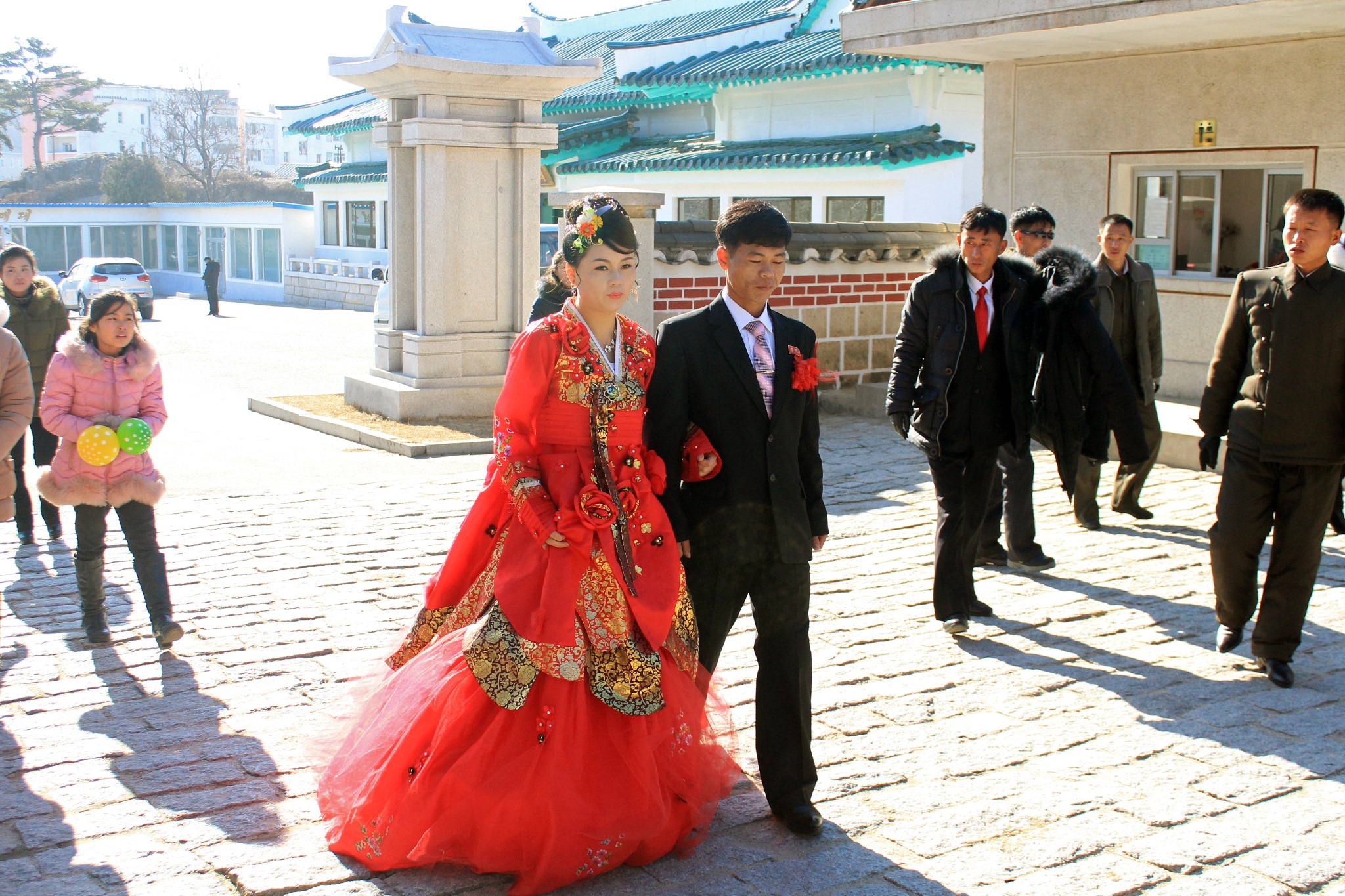 图为朝鲜新义州,一对朝鲜新人在举行婚礼,游客到朝鲜旅游,经常能见到