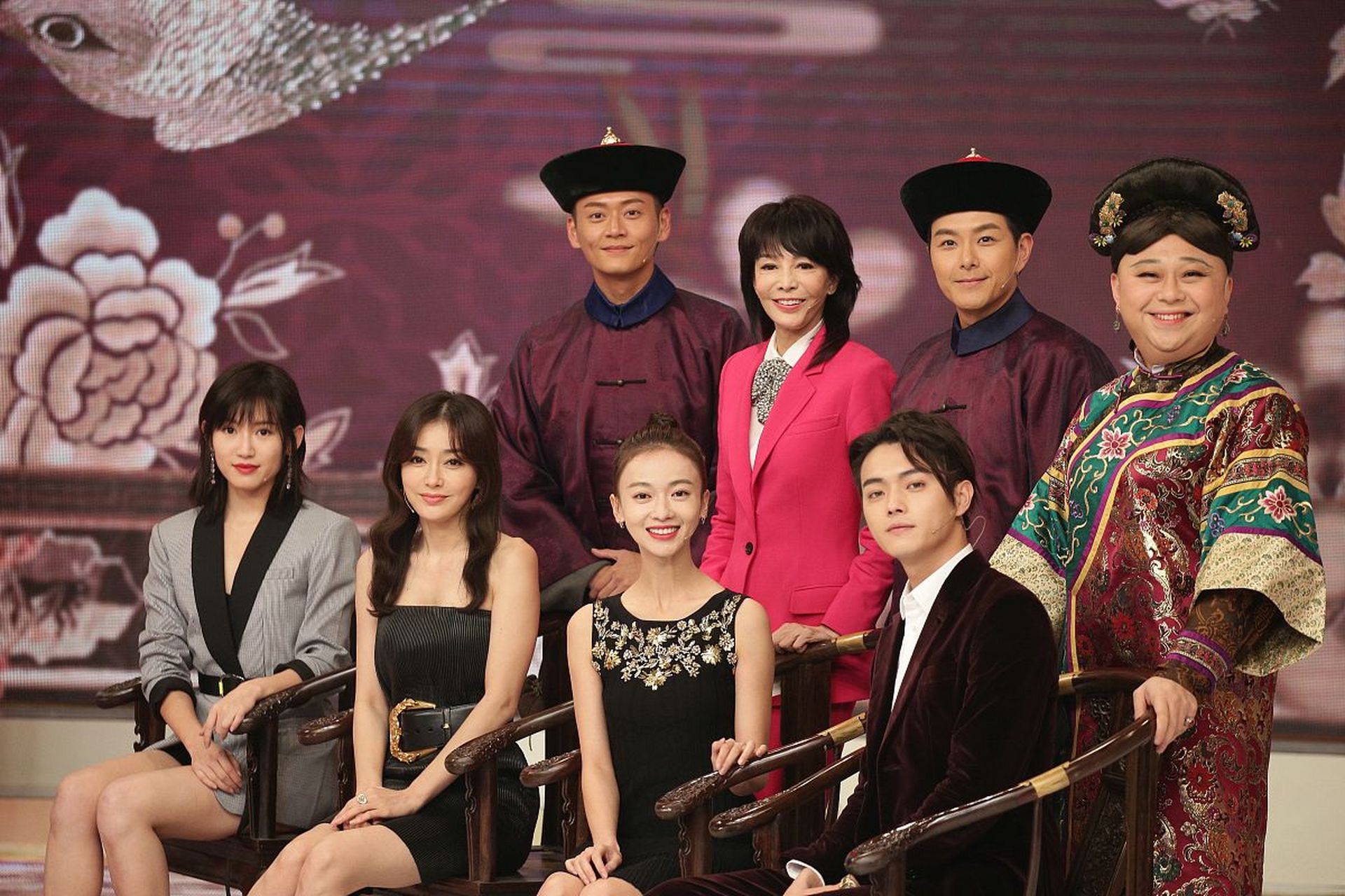 《延禧攻略》剧组的活动生图,第一眼看到的,竟然是吴谨言的天鹅颈