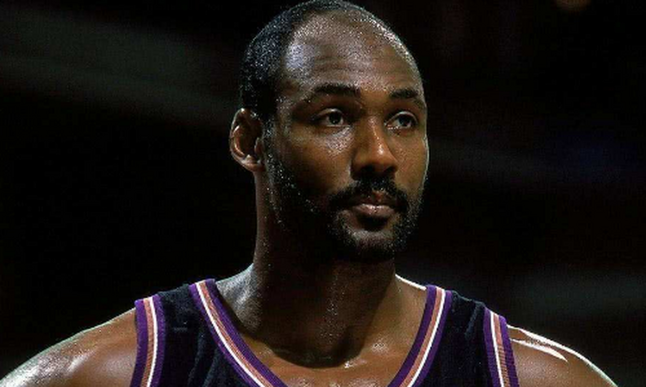 卡尔-马龙是一位历史级别的球员,他有这超强壮的身体且很全面的技术