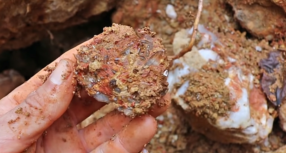 在野外挖掘到的大红水晶,五彩缤纷的样子让人不禁唏嘘
