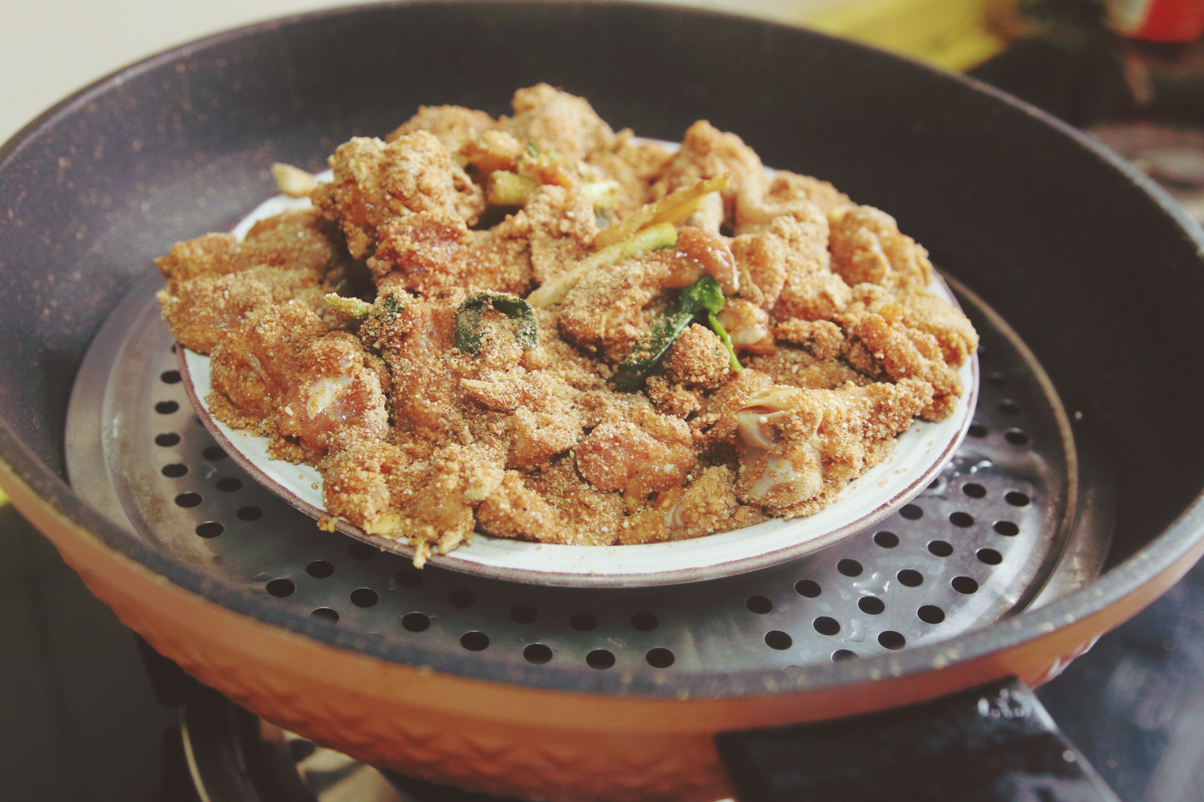 香嫩可口的粉蒸鸡腿肉就完成了,米粉经过蒸后香味散发了出来搭配鲜嫩