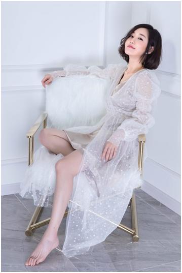 29岁因《新还珠格格》成名,出道18年零绯闻,今36岁气质优雅