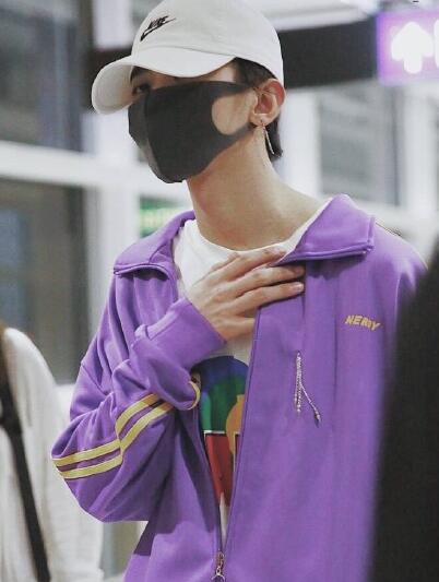 蔡徐坤穿运动服帅气现身 颈上红印引粉丝担心