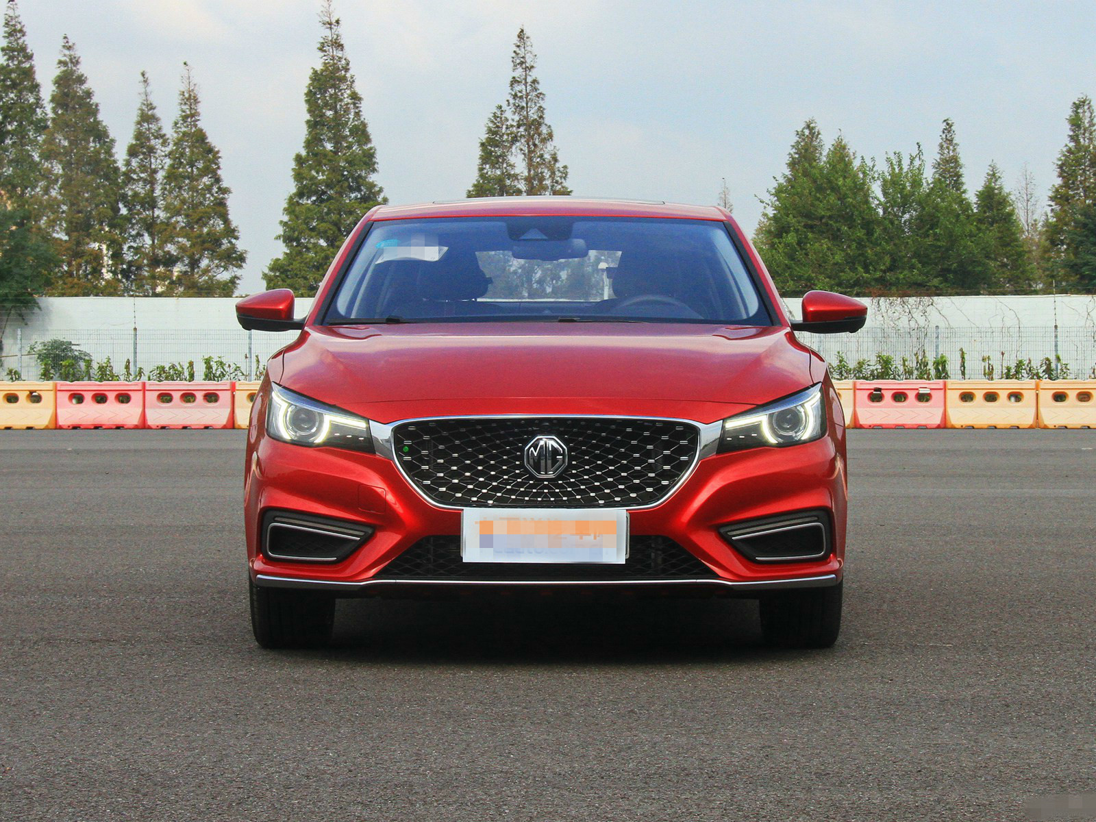 从图片上看,这款车前脸还是非常好看的,进气格栅与车灯相连,更加突显