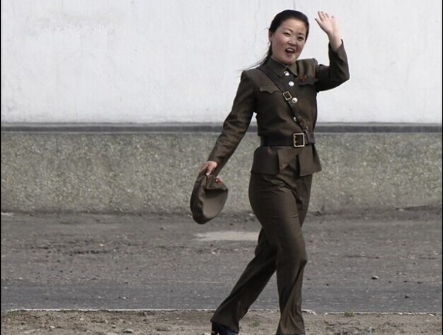 朝鲜奇葩现象,女兵都穿高跟鞋,难道是诱敌之术?
